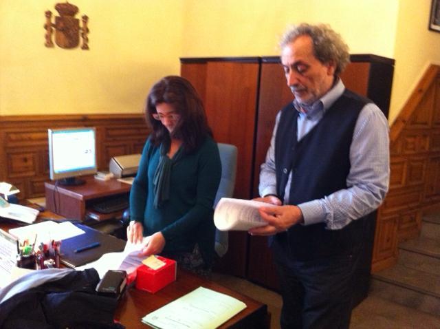 El Defensor hace entrega a la Fiscalía del Tribunal Superior de Justicia de Andalucía nuevos escritos de queja sobre participaciones preferentes El Defensor hace entrega a la Fiscalía del Tribunal Superior de Justicia de Andalucía nuevos escritos de queja sobre participaciones preferentes