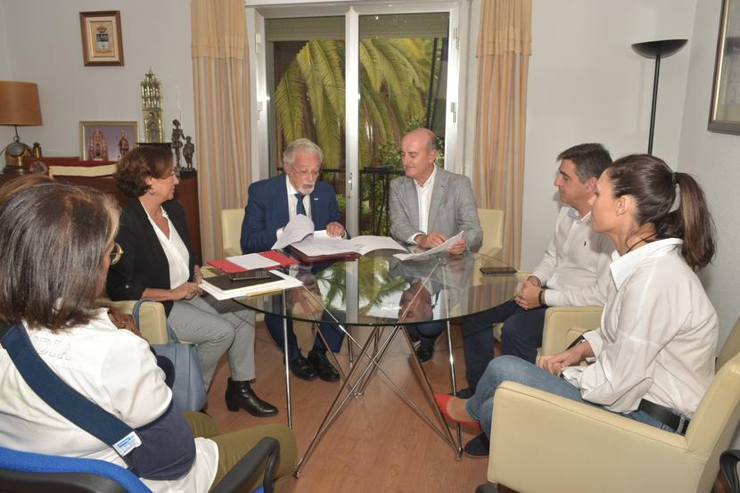 El Defensor del Pueblo Andaluz se ha reunido hoy con el Alcalde del Ayuntamiento de Lepe para abordar la problemática de los asentamientos de los trabajadores temporeros