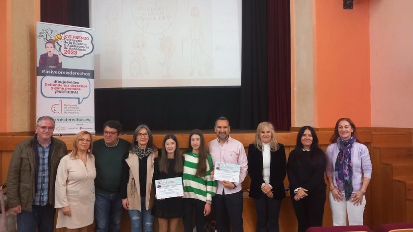 La Defensoría de la Infancia entrega el áccesit en dibujo del XVI Premio Así veo mis derechos a una alumna de Fiñana