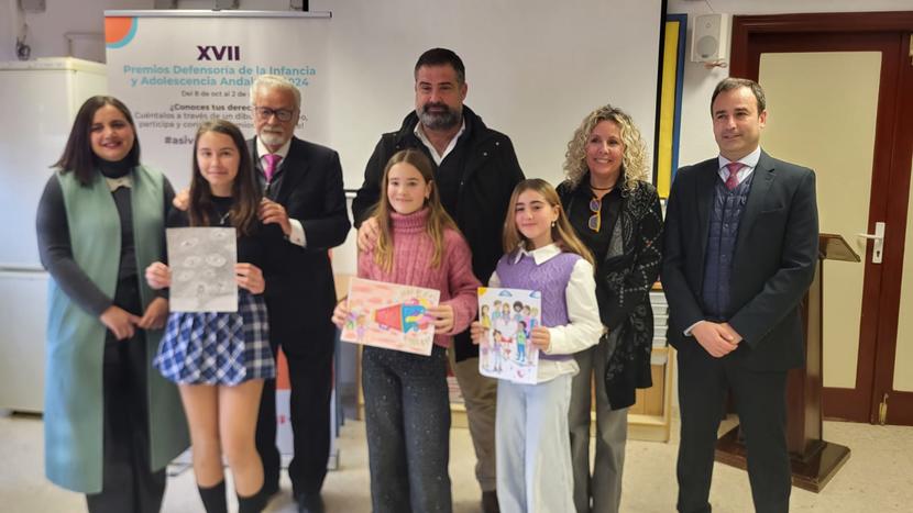 El Defensor de la Infancia entrega el XVII Premio Así veo mis derechos a una alumna del colegio Maestro Juan Díaz Hachero de Cartaya El Defensor de la Infancia entrega el XVII Premio Así veo mis derechos a una alumna del colegio Maestro Juan Díaz Hachero de Cartaya
